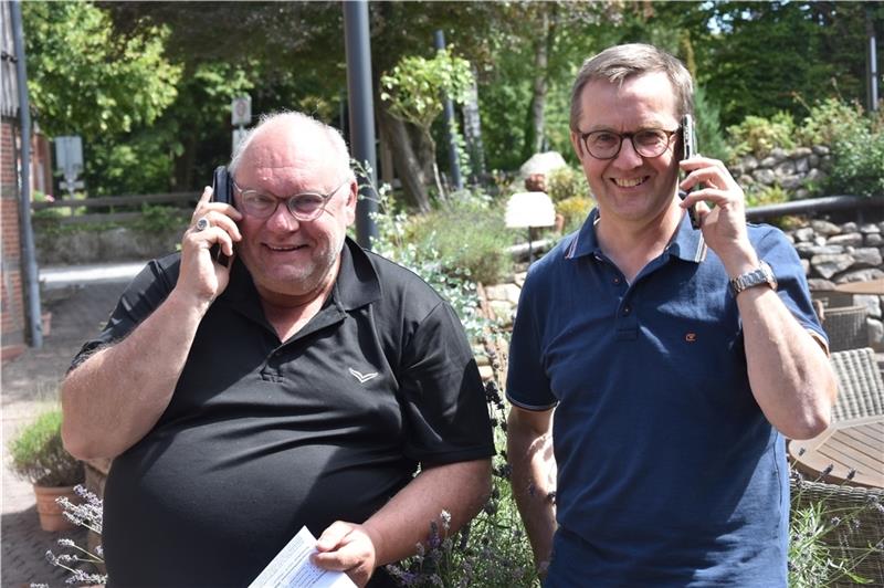 34 Ukraine-Flüchtlinge im kleinen Dorf: Wie Wohnste das wuppt Uwe Boehmer (links) und Udo Ehlert helfen mit, die Flüchtlingshilfe in Wohnste zu organisieren. Foto: Brandt