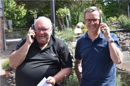 Uwe Boehmer (links) und Udo Ehlert helfen mit, die Flüchtlingshilfe in Wohnste zu organisieren. Foto: Brandt