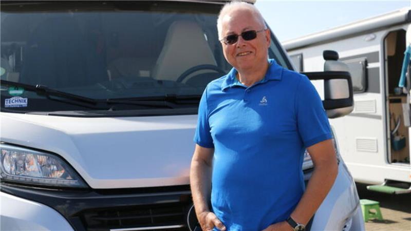 Uwe Borak aus Mettmann macht für eine Woche Urlaub am Fährhafen.