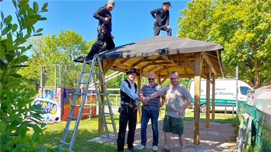 Uwe Fischer, Frank Deppe und Gerd Hallekamp beim "Richtfest" des Skater-Pavillons (von links).