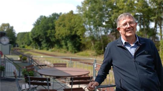 Der zweite Vereinsvorsitzende Uwe Gooßen steht auf der Terrasse des Deinster Bahnhofs.