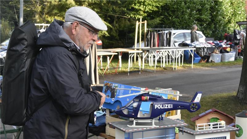 Morgens in Reith: Wenn die frühen Schnäppchenjäger unterwegs sind Uwe Kock interessiert sich für Spielwaren.