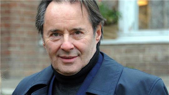 Uwe Kockisch - hier am Set - spielte auch in der ARD-Serie „Weissensee“.