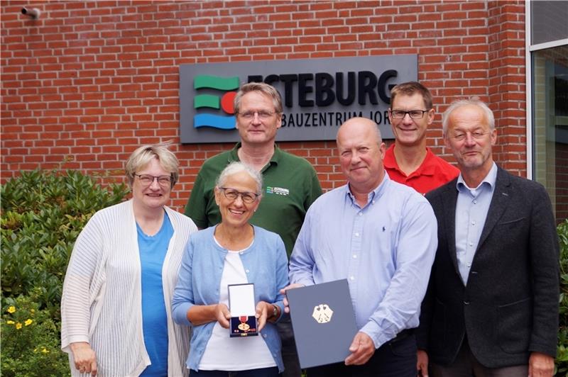 Wetterbeobachterin Sabine Langer erhält die Bundesverdienstmedaille Uwe Kohlhaas (Dritter von rechts) vom Deutschen Wetterdienst überreicht Sabine Langer (Zweite von links) die Verdienstmedaille des Verdienstordens der Bundesrepublik Deutschland. Foto: Niklas Oeser