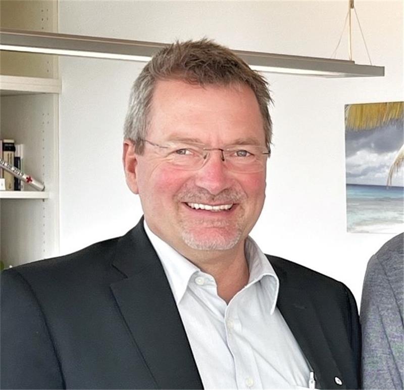 DRK-Urgesteine Klaus-Dietmar Otto und Eckhardt Guder gehen auf Zeitreise Uwe Lütjen ist seit 2019 Geschäftsführer des Stader DRK-Kreisverbands.