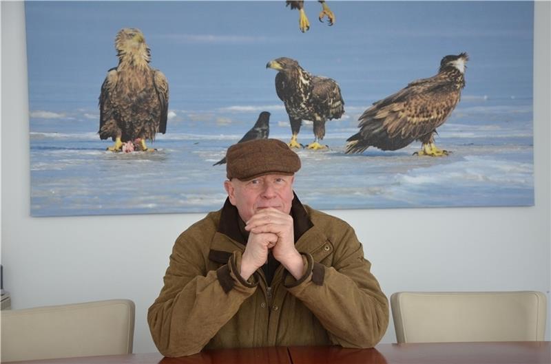 Uwe Seggermann – im Foto in der Krautsander Adlerwarte – war der Ideengeber des Vereins zur Förderung von Naturerlebnissen und leitet ihn bis heute als Geschäftsführer. Foto: von Allwörden