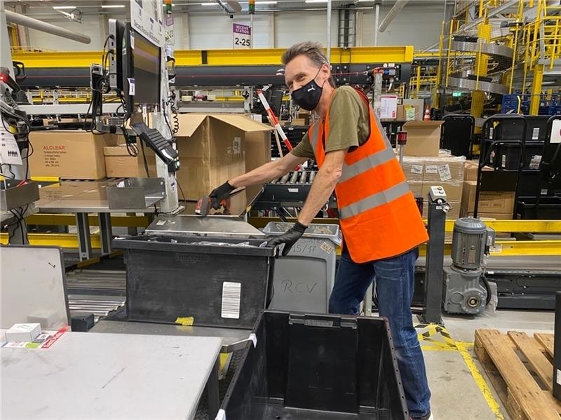 Amazon kontrolliert Mitarbeiter – Überraschendes Urteil Uwe Soltau ist aus dem Einzelhandel zu Amazon gewechselt.