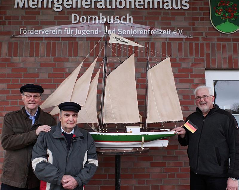 Uwe Suhr, Egon Eberhard und Jörg Leidecker (von links) mit der „Frohsinn“ vor dem Dornbuscher Mehrgenerationenhaus.