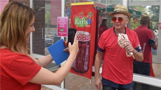Uwe Trüper gehört zu den ersten Bewerbern bei Karls Erlebnis-Dorf in Loxstedt. Er will gern Fahrgeschäfte bedienen.