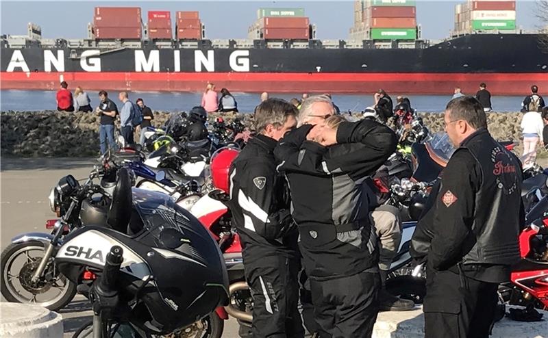 Park-Streit: Neue Regelung für Biker am Lühe-Anleger V orerst ausgesetzt: Die Motorradfahrer müssen im Sommer 2023 am Lühe-Anleger in Grünendeich keine Parkgebühren zahlen. Foto: Vasel
