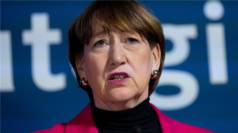 VDA-Chefin Hildegard Müller warnt vor weiteren Stellenverlagerungen der Autoindustrie ins Ausland. (Archivbild)