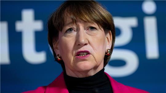 VDA-Chefin Hildegard Müller warnt vor weiteren Stellenverlagerungen der Autoindustrie ins Ausland. (Archivbild)