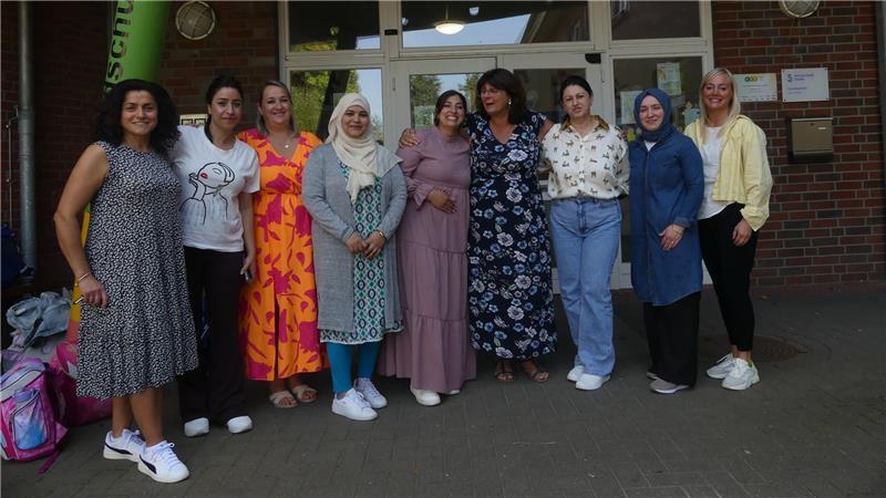 Wenn Mama nochmal in die Grundschule geht VHS-Dozentin Nuray Gürel (links), Schulleiterin Sabine Wolff-Stamer (4. von rechts) und VHS-Abteilungsleiterin Fremdsprachen Martina Hajduk (rechts) mit den Kurs-Teilnehmerinnen.
