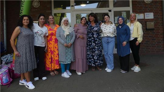 VHS-Dozentin Nuray Gürel (links), Schulleiterin Sabine Wolff-Stamer (4. von rechts) und VHS-Abteilungsleiterin Fremdsprachen Martina Hajduk (rechts) mit den Kurs-Teilnehmerinnen.