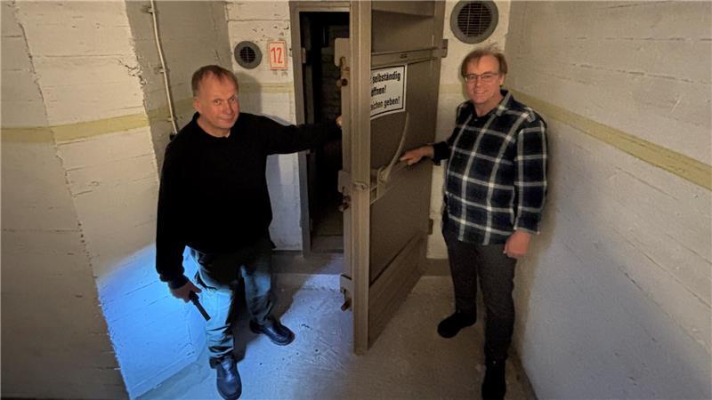VHS-Hausmeister Georg Lent (links) und VHS-Leiter Dr. Dirk Pohl öffnen die Stahltür zum Schutzbunker der früheren Estetal-Kaserne in Buxtehude.