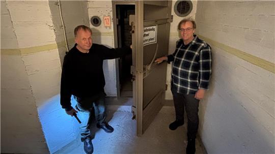 VHS-Hausmeister Georg Lent (links) und VHS-Leiter Dr. Dirk Pohl öffnen die Stahltür zum Schutzbunker der früheren Estetal-Kaserne in Buxtehude.