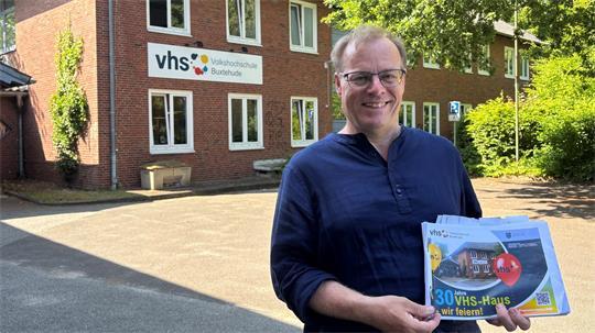 VHS-Leiter Dr. Dirk Pohl vor dem Gebäude der Bildungseinrichtung: Seit 30 Jahren ist die Volkshochschule auf dem Gelände der früheren Estetal-Kaserne untergebracht. Diesen Anlass feiert sie im Herbst.