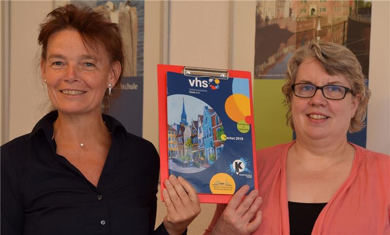 VHS-Leiterin Katja Buse (links) und ihre Stellvertreterin Susanne Meyer präsentieren das Programm für den Herbst. Foto Strüning