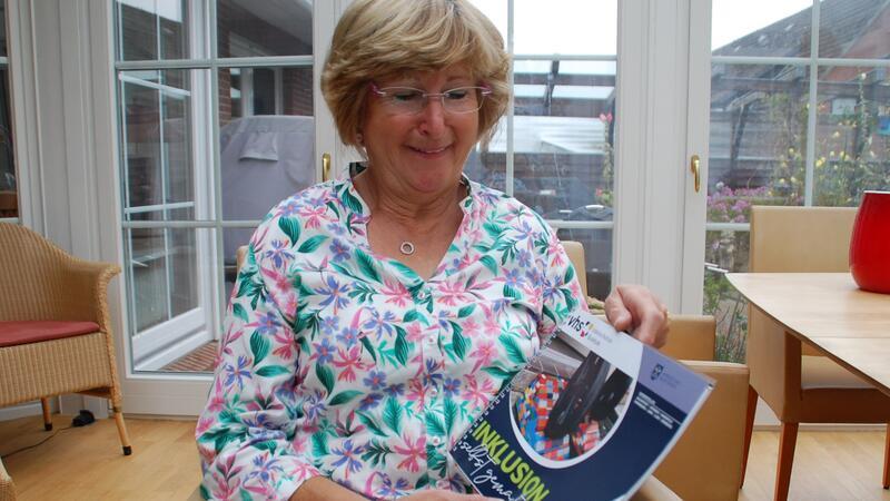VHS-Mitarbeitern wie Claudine Wonner von der Außenstelle Apensen liegt ein gedrucktes Programmheft vor.