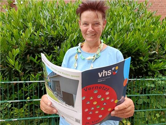 VHS-Stade-Leiterin Katja Buse präsentiert das Herbstprogramm. Foto: Bisping