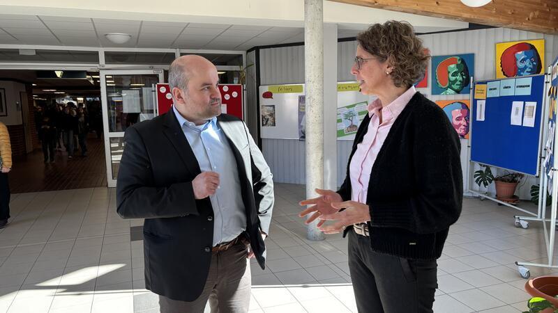 VLG-Schulleiter Rouven Wauschkies und die stellvertretende Schulelternratsvorsitzende Berit Rauhhaus sprechen angesichts des Lehrermangels von einer Mängelverwaltung.