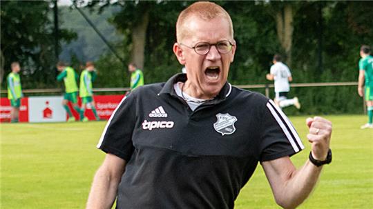 VSV-Trainer Björn Stobbe feiert den Sieg.