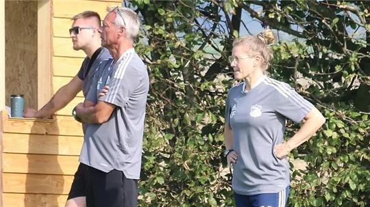 VSV-Trainerin Katrin Fritz führte ihr Team zusammen mit den Co-Trainern Hartmut Lischewski (Mitte) und Frank Dorenz (nicht im Bild) aus der Abstiegszone.