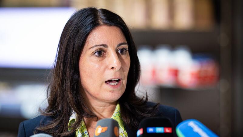 VW-Betriebsratschefin Daniela Cavallo stemmt sich gegen mögliche Werkschließungen und will notfalls sogar zum Streik aufrufen. (Archivbild)