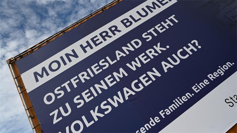 VW-Chef Blume wird in Emden mit einem Schriftzug und der Frage nach der Zukunft begrüßt. 