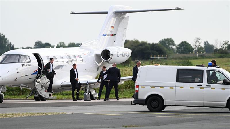 VW-Chef: Kosten zu hoch - Einschnitte im Management VW-Chef Oliver Blume (2. von links) sprach bei der Betriebsversammlung in Emden und musste dann weiter nach Zwickau.