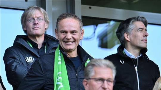 VW-Chef Oliver Blume (M) beim Heimspiel des VfL Wolfsburg. (Archivbild)