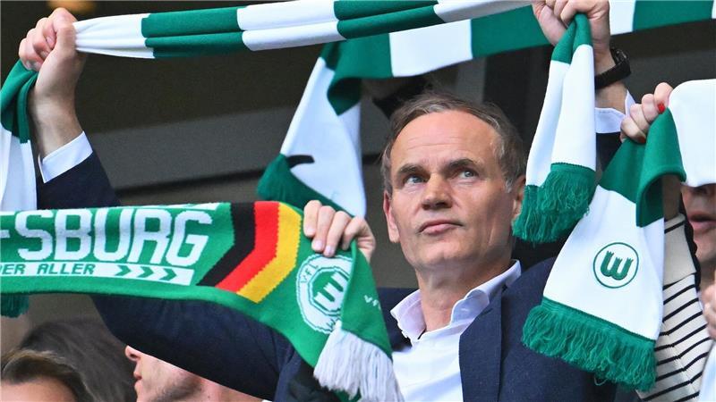 Wolfsburg droht Abstieg: Was machen Hecking und VW? VW-Chef Oliver Blume beim ersten Relegationsspiel des VfL Wolfsburg.