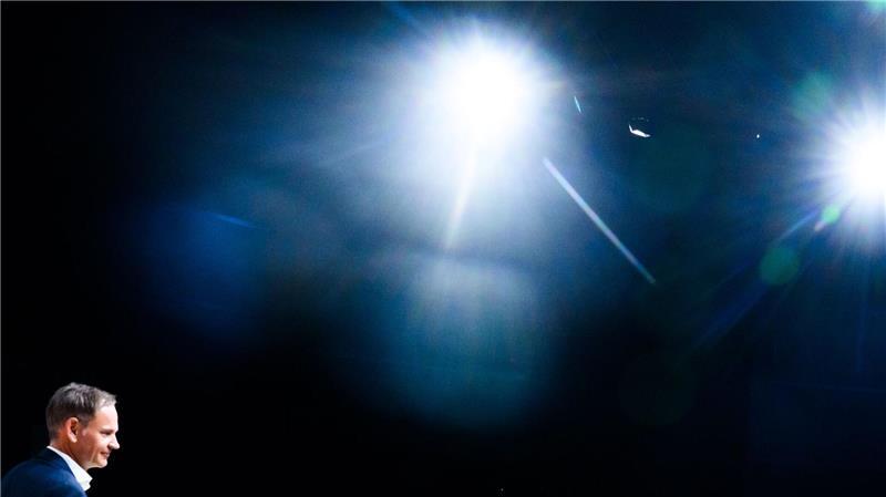 VW-Chef Oliver Blume hat im vergangenen Jahr trotz Gehaltsverzichts 10,35 Millionen Euro verdient.