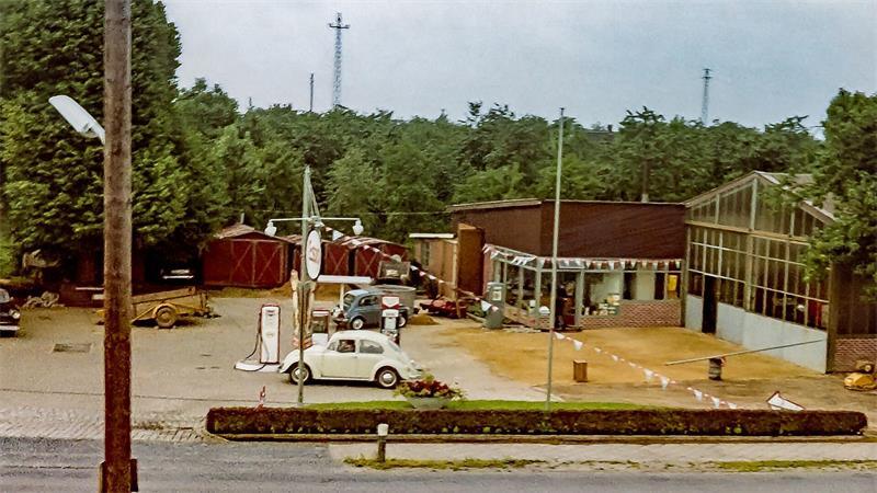 100 Jahre Esso-Tankstelle in Steinkirchen - „Wir leben Tankstelle“ VW Käfer und Fiat an der Tankstelle in Steinkirchen-Huttfleth.