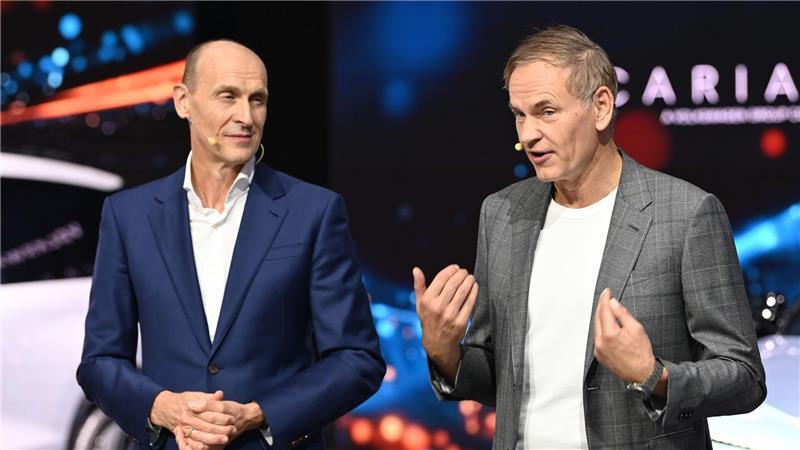 VW-Konzernchef Blume (r) sieht in der Strategie für China einen VW-eigenen Fünfjahresplan. 