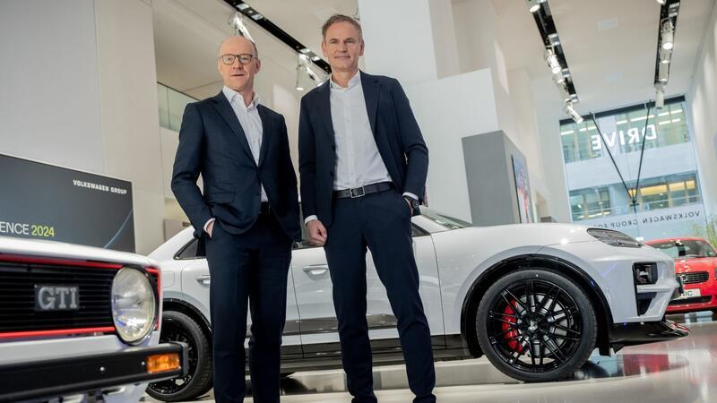 VW-Konzernchef Oliver Blume (r.) erläutert auf der Jahrespressekonferenz die Ergebnisse für 2023.