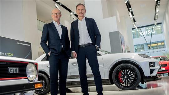VW-Konzernchef Oliver Blume (r.) erläutert auf der Jahrespressekonferenz die Ergebnisse für 2023.