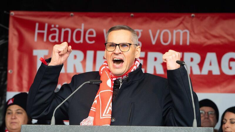 VW-Krise: Eskalation ab 1. Dezember? VW-Mitarbeiter aus allen deutschen Werke kamen zur Protest-Kundegebung nach Wolfsburg.