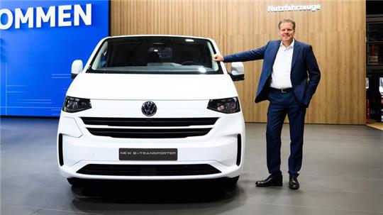 VW-Nutzfahrzeuge-Chef Carsten Intra bei der Premiere des neuen Transporters auf der Messe IAA Transportation. Im zweiten Halbjahr rechnet er mit schwächeren Geschäften.