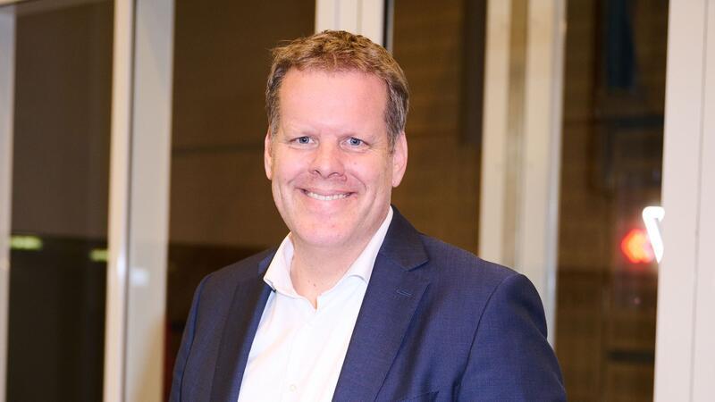 VW-Nutzfahrzeuge-Chef Carsten Intra präsentiert vor der IAA Transportion den neuen VW Transporter. (Archivfoto)