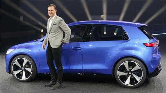 VW-Vorstandsvorsitzender Thomas Schäfer mit der im März 2023 vorgestellten Elektro-Kleinwagen-Studie ID.2all. 2027 soll ein noch kleinerer ID.1 folgen.