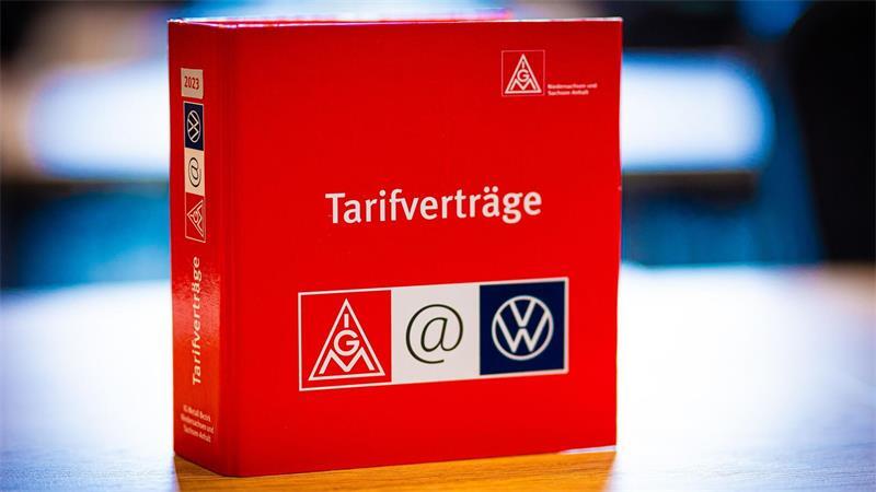VW-Chef Blume bringt längere Arbeitszeiten ins Spiel VW hat am Mittwoch zehn Tarifverträge gekündigt. (Archivbild)