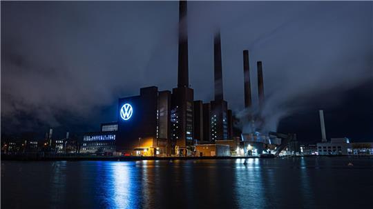 VW rutscht in die roten Zahlen - Porsche belastet VW in Wolfsburg rutscht in die roten Zahlen - wegen der Probleme bei Porsche. (Archivbild)