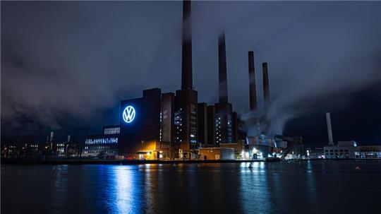 VW in Wolfsburg rutscht in die roten Zahlen - wegen der Probleme bei Porsche. (Archivbild)