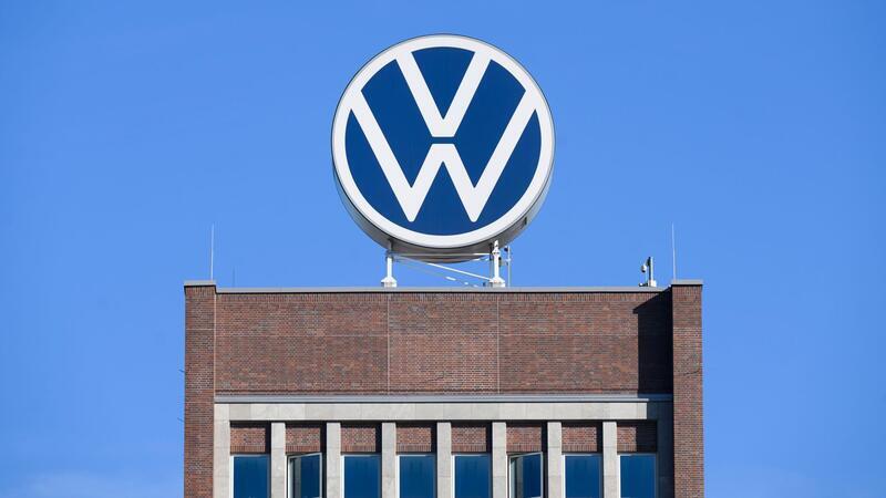 VW muss 370 befristete Mitarbeiter übernehmen VW will bis 2030 insgesamt 35.000 Stellen in Deutschland streichen.