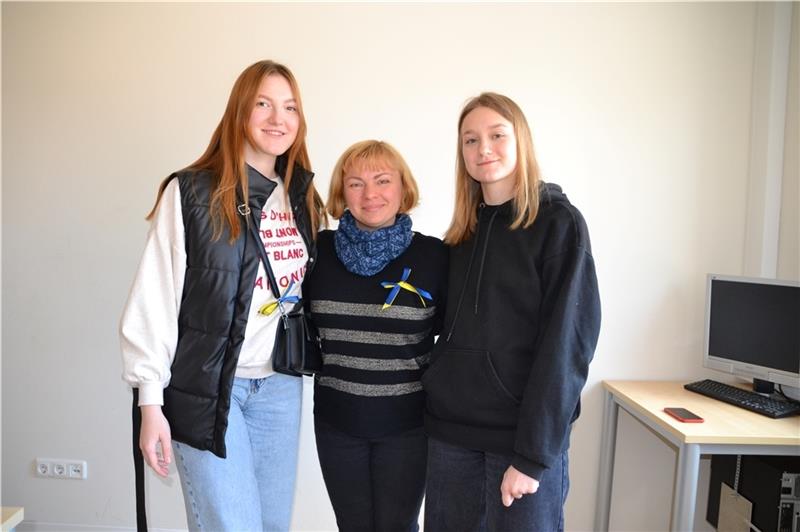 Valentina Pikalova (Mitte) floh mit ihrer Studentin Mariia Serhiichuk (rechts) von Kiew nach Barnkrug. Später reiste Mariias Cousine Kseniia Serhiichuk nach. Foto: Helfferich