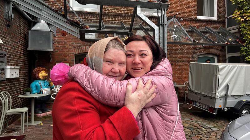 Valentina Syniachenko und Übersetzerin Svitlana Wötzke umarmen sich zum Abschied.