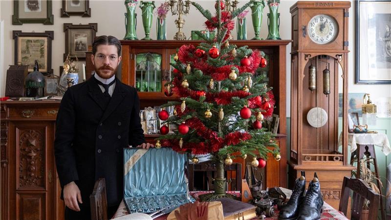 Valerio Bonanno hat ein Weihnachtszimmer um 1900 nachgestellt. Der Baum war damals meist wesentlich kleiner als heute und stand auf dem Tisch.