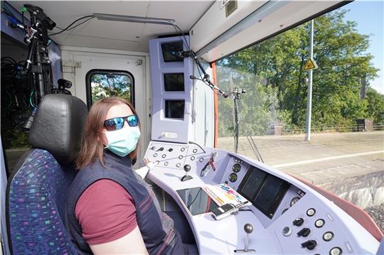 Valeska Hoop, Triebfahrzeugführerin aus Buxtehude, sitzt im Führerstand der S-Bahn S21 während der Premierenfahrt der digitalen, automatisch fahrenden S-Bahn Hamburg, nach Bergedorf. Die Premierenfahrt fand im Rahmen der Eröffnung des ITS-W