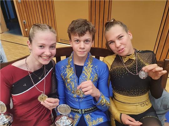 Valeska Stüven, Max Grüschow und Liva Balzeit (von links) mit ihren Medaillen. Foto: Verein